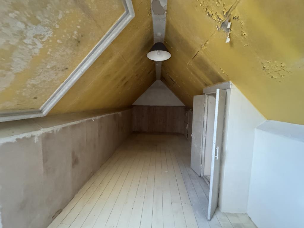 Lot: 165 - DETACHED HOUSE FOR IMPROVEMENT - Loft room